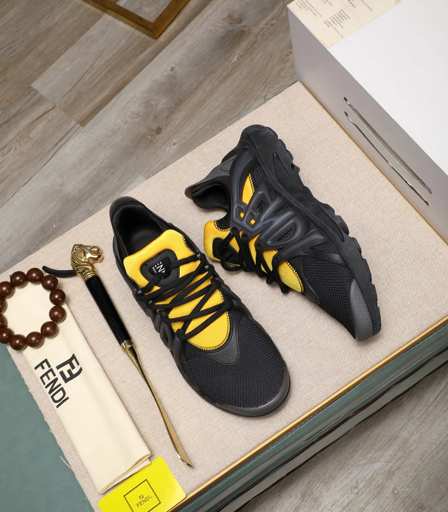 Men's Men's Shoes 💰800 Fendi Fendi's latest Tag series of men's casual mesh sports running shoes, originally purchased and developed, this Tag sneaker is a one-leg sneaker, made of black high-tech mesh material with gray neoprene details. Oversized FENDI lettering on the side and translucent rubber details. Light and flexible rubber running shoe soles, beautifully packaged at the delivery counter, customized breathable lining, original molded foam rubber outsole, sole thickness: 3.5CM! Size: 40-44 (customized at 39.45.46)